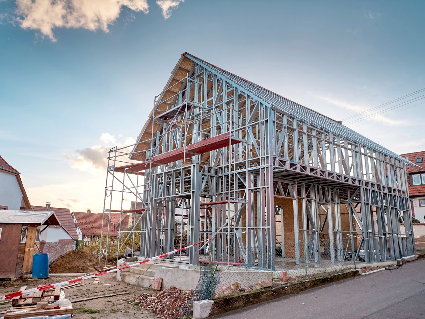 Pilotprojekt mit Hausrahmen aus verzinkten Stahlprofilen im Rohbau